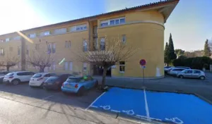 Maison de Retraite Publique internationale un jardin ensoleillé à Lambesc